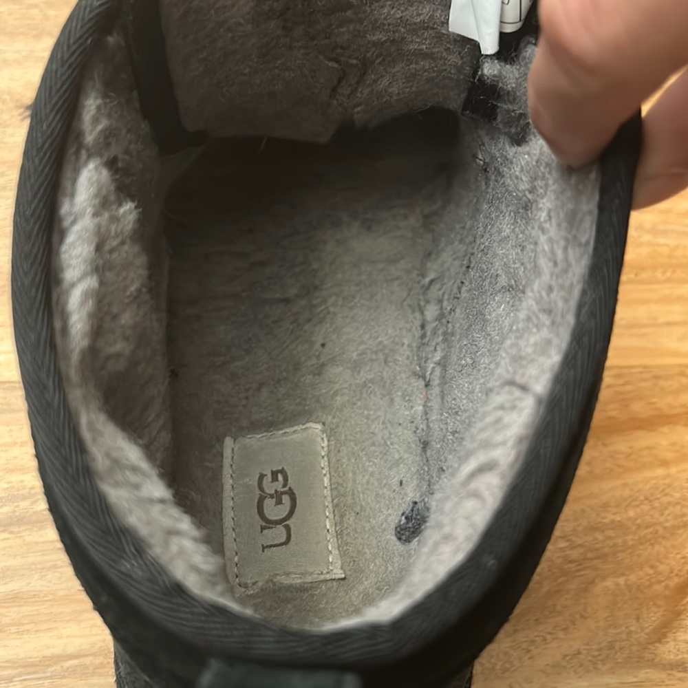 Selling a pair of black uggs size 9 in men’s